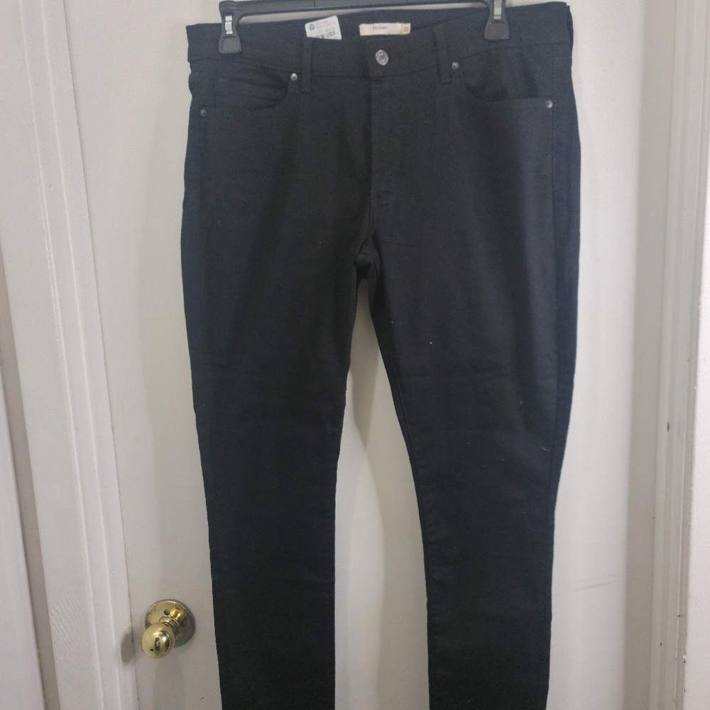 Black Levi's stretch pants